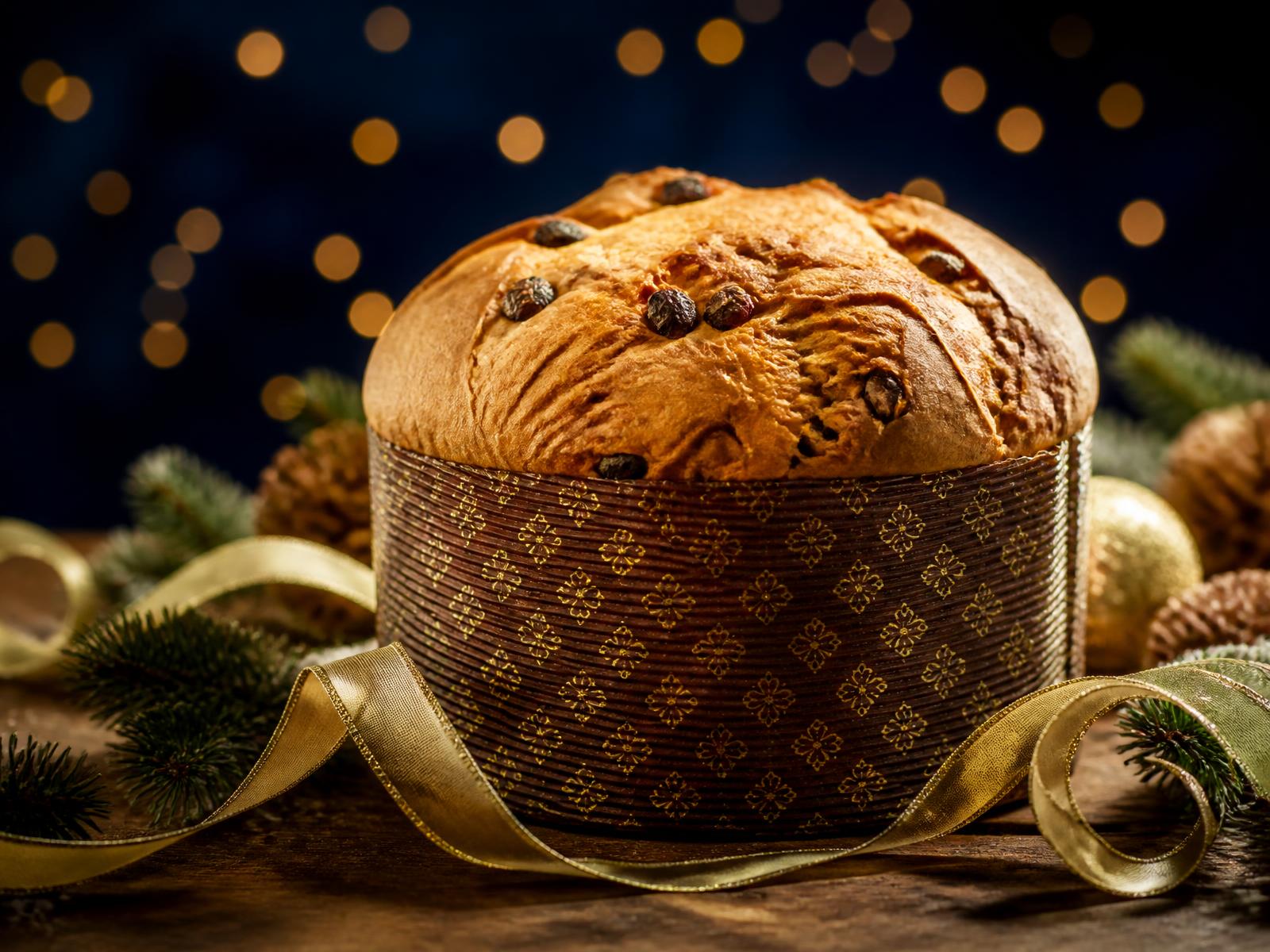 Panetone artesanal da campanha do Rotary Distrito 4563 sobre mesa de madeira com laço dourado